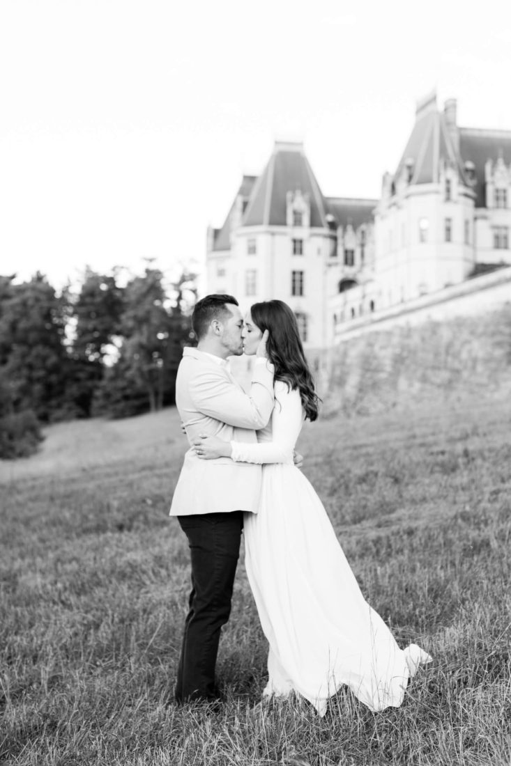 couple kissing with biltmore in the background