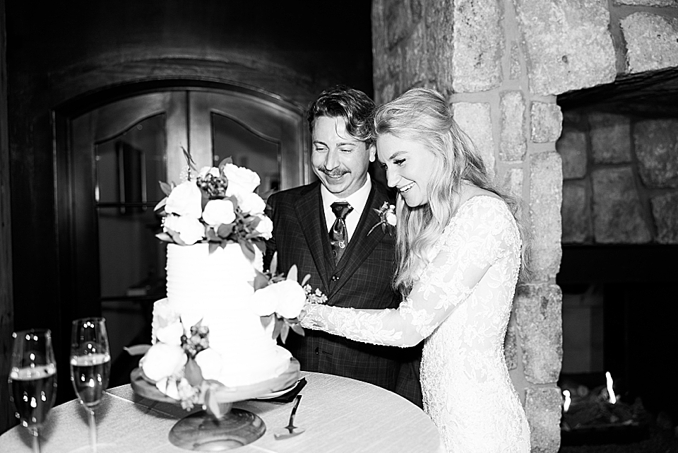 hotel domestique bride and groom cutting cake